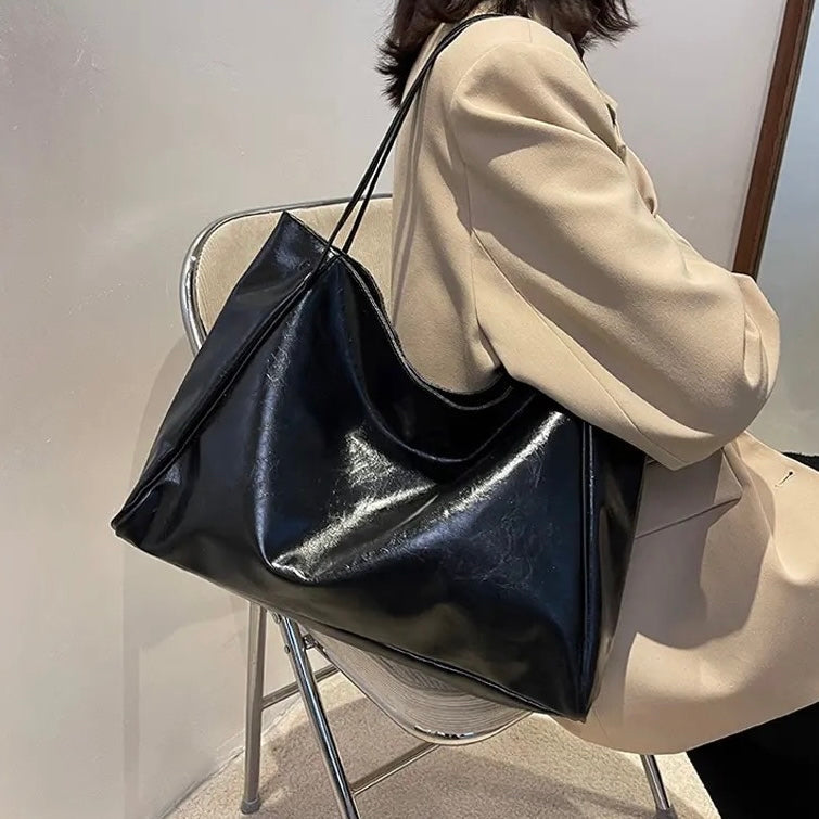 Shoulder Bag – Vintage Elegance with Spacious Interior