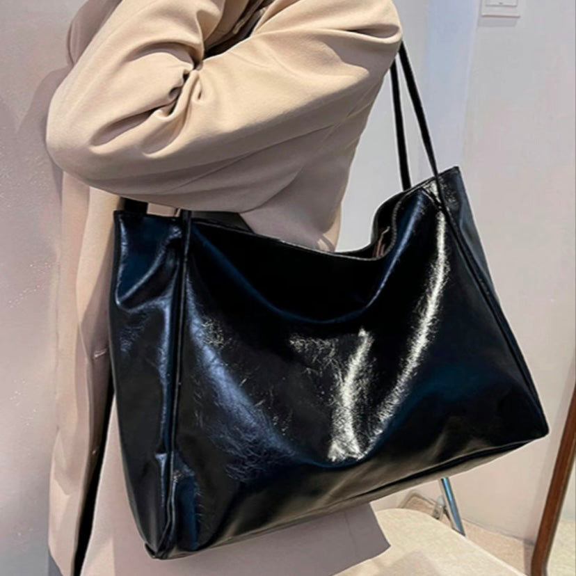 Shoulder Bag – Vintage Elegance with Spacious Interior