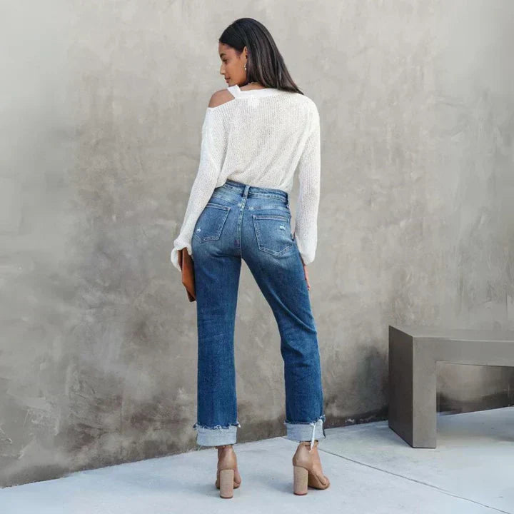 High-Waisted Jeans – Comfort and Elegant Fit
