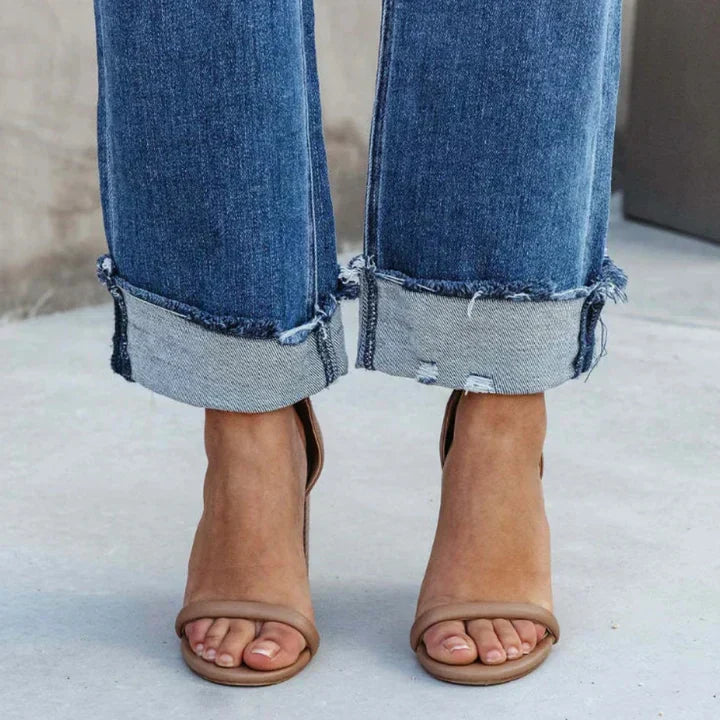 High-Waisted Jeans – Comfort and Elegant Fit
