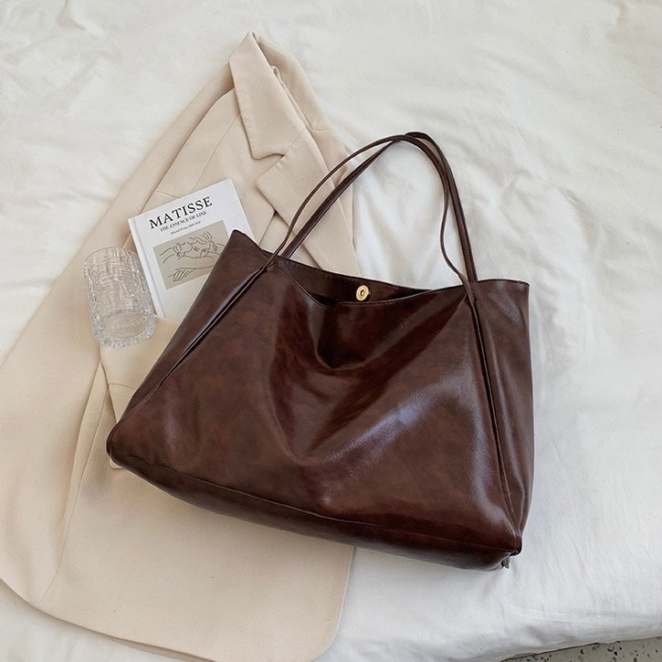 Shoulder Bag – Vintage Elegance with Spacious Interior