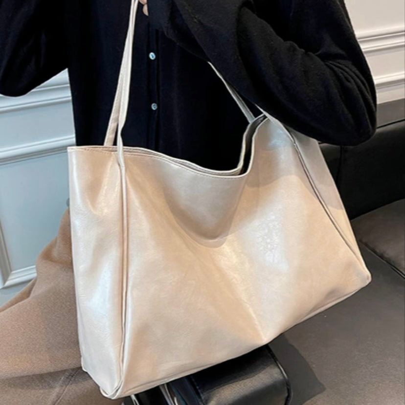 Shoulder Bag – Vintage Elegance with Spacious Interior